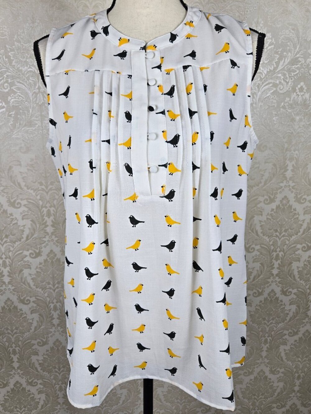 Fun2fun Size Medium White Sleeveless Top Novelty Bird Print Pintuck Popover
